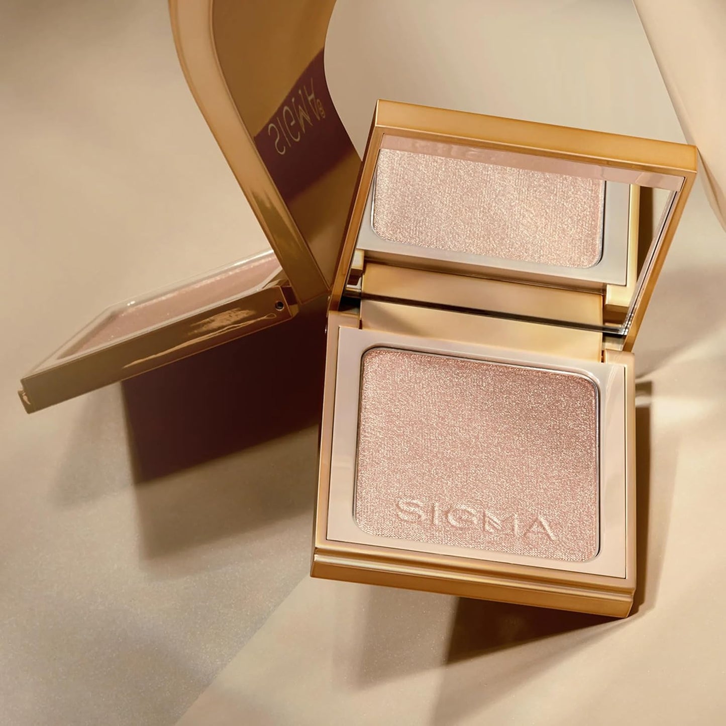Sigma Beauty Highlighter Makeup – Illuminating Highlighting Powder for Face, Sheer Glimmer Face Highlighter for Cheeks, Cupid’s Bow, & Brow Bone (Sizzle, Rosy Gold Metallic)